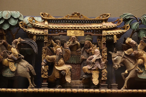 现场|潮州木雕展:怎样在一块木头上雕刻百余人物?