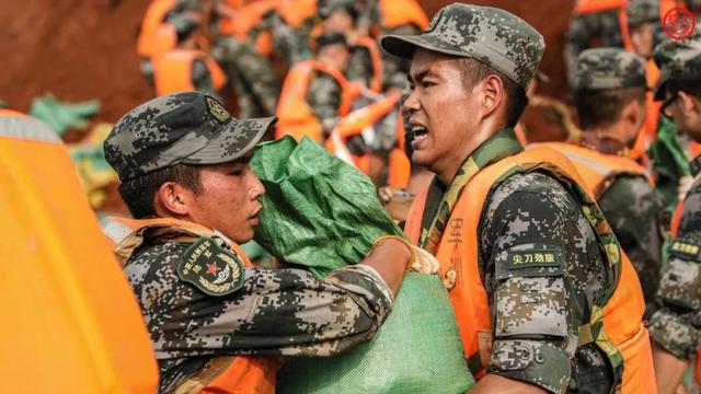57张抗洪图没有一个标题能承载勇士的付出