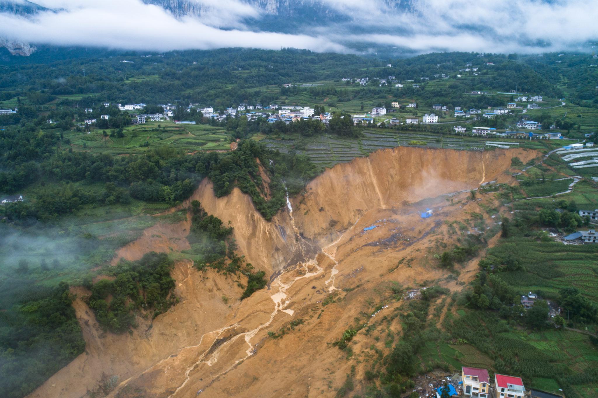 7月21日拍摄的恩施州屯堡乡马者村山体滑坡现场(无人机照片).