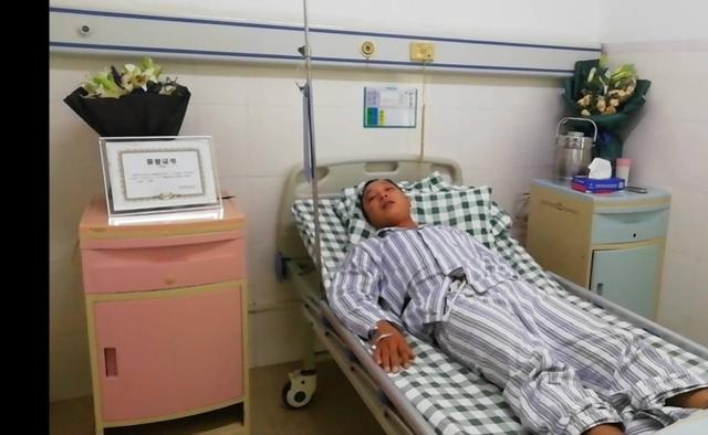 惠州“快递哥”挺身救人身中两刀！听他讲述救人细节休闲区蓝鸢梦想 - Www.slyday.coM