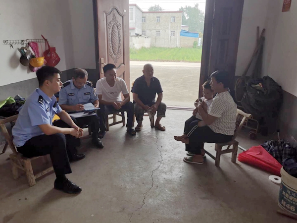 正阳民警实地探访 解民忧 促和谐