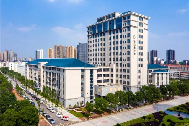 2020高考生湖南中医药大学拍了拍你这个9月我们等你来