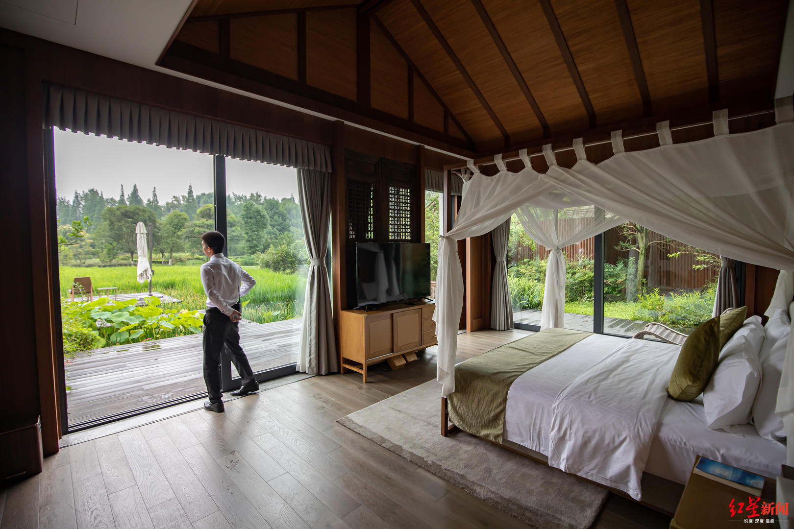 地还没干透,空气中氤氲着水汽,走过一道照壁,豁然开朗,依田桃源的风景