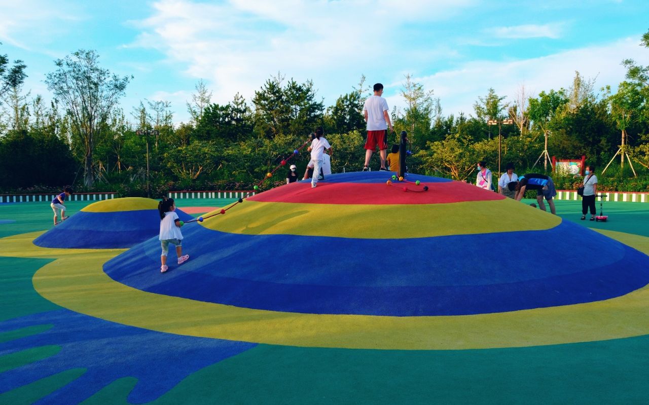 旧宫森林公园内的儿童乐园滑梯,白沙滩都是孩子们的最爱.