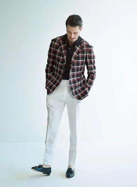 来搭配任何一种色彩的上衣,给你的感觉都远不及白裤子配衬时那般抢眼