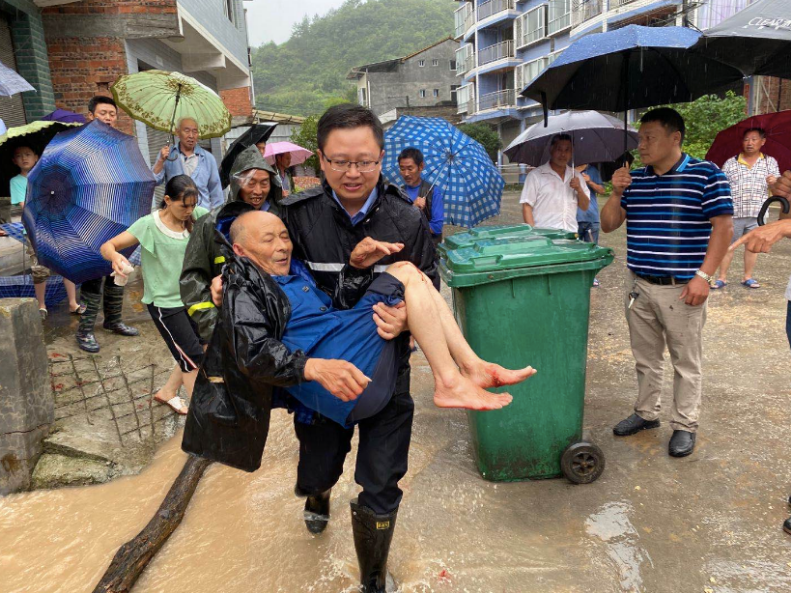 护送孕妇,涉洪水背出老人……重庆开州警方全力抗洪救援群众