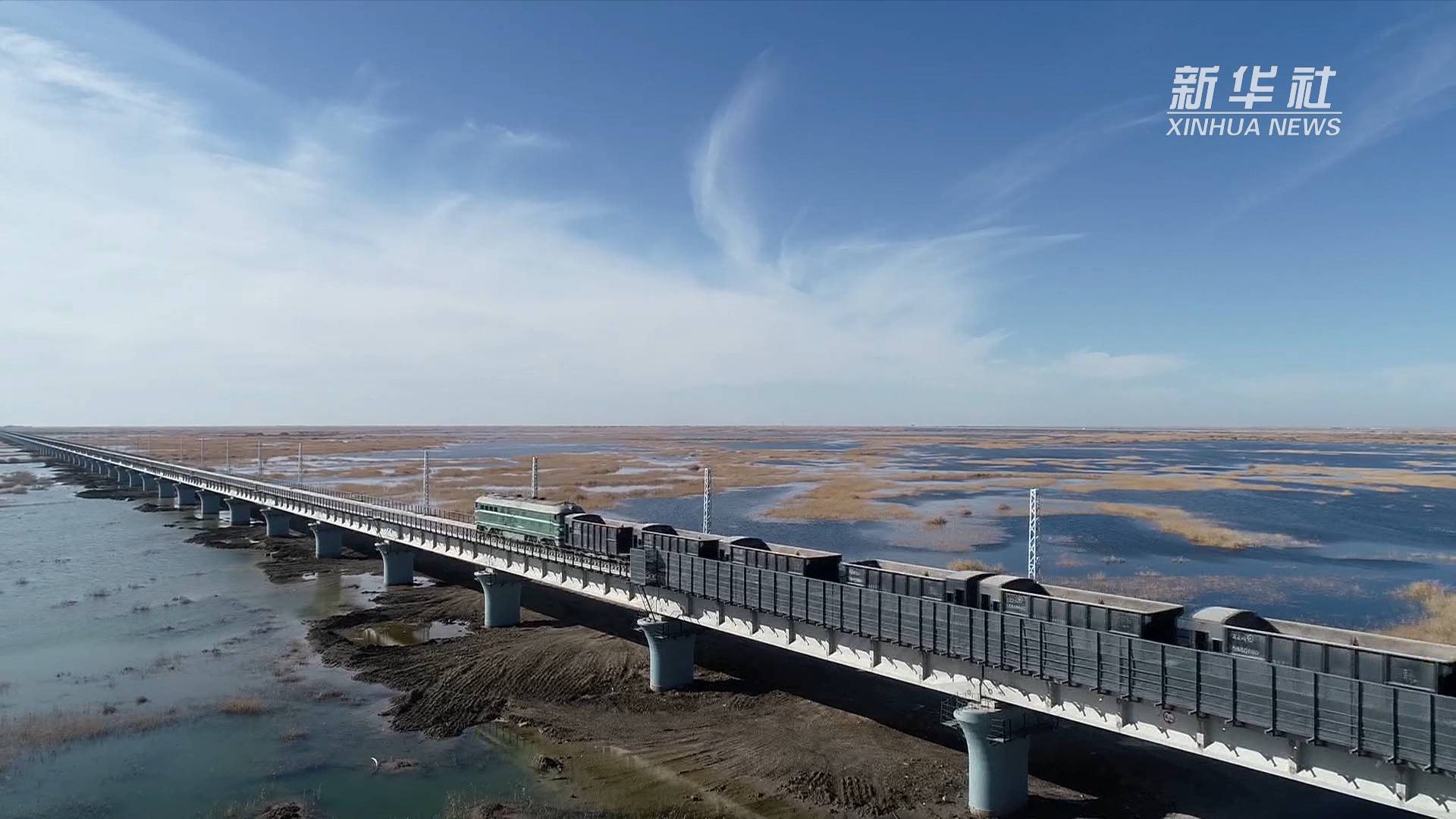 格库铁路全线铺通 新疆青海两段铁路顺利接轨|新疆|青海_新浪新闻