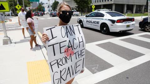 佛罗里达州一名教师抗议开学（图源：Getty）