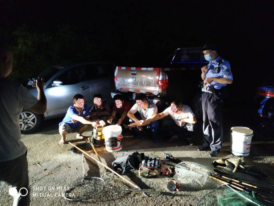 在饮用水源地非法捕鱼 四川大竹5名电鱼者被抓现行