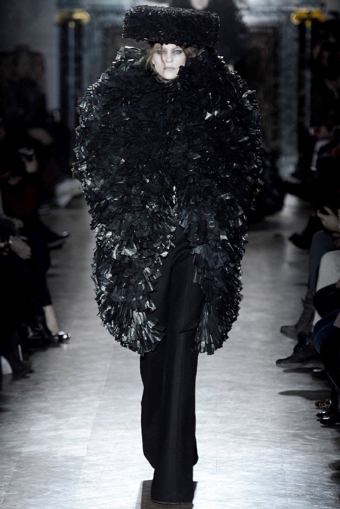 上游时尚|浪漫优雅哥特风,黑色垃圾袋另类诠释暗黑华服