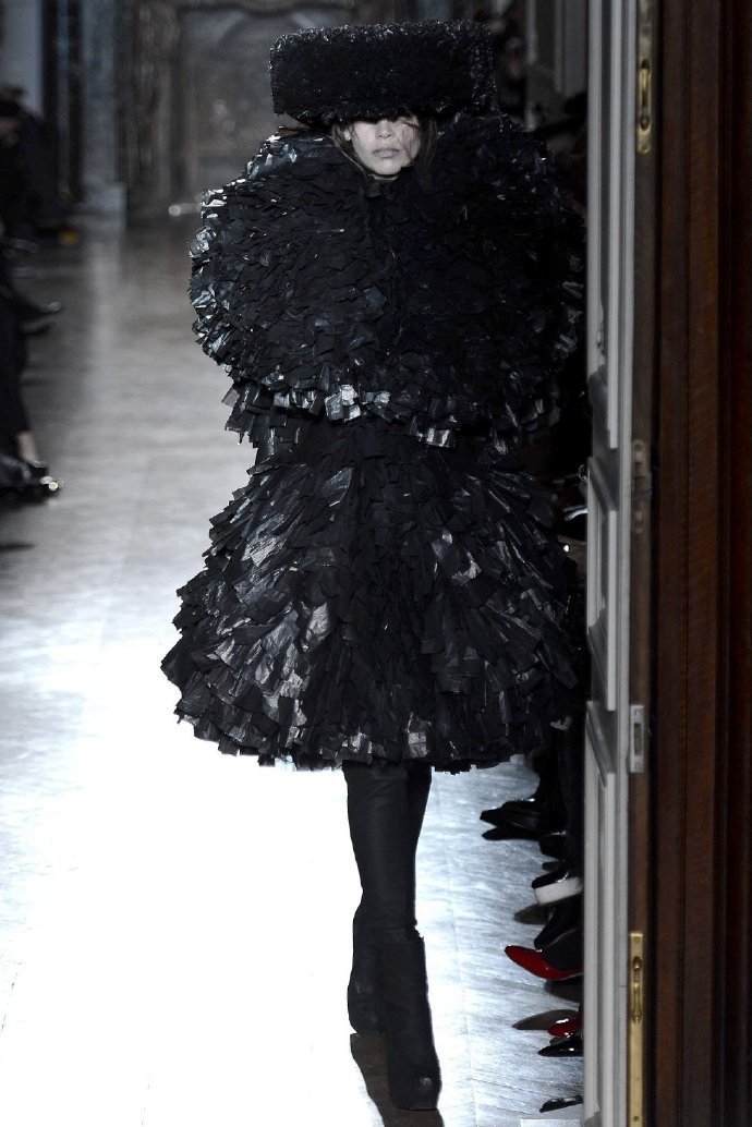 上游时尚|浪漫优雅哥特风,黑色垃圾袋另类诠释暗黑华服