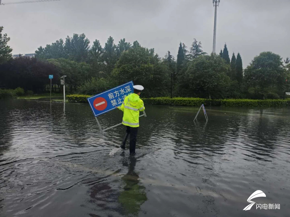 山东全省交警部门出动警力12485人次确保雨天交通安全