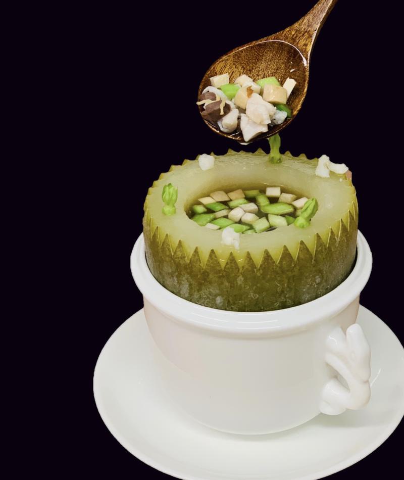 他们的迷你冬瓜盅在食材上下足了功夫,其主角是鲜味和香味都非常突出