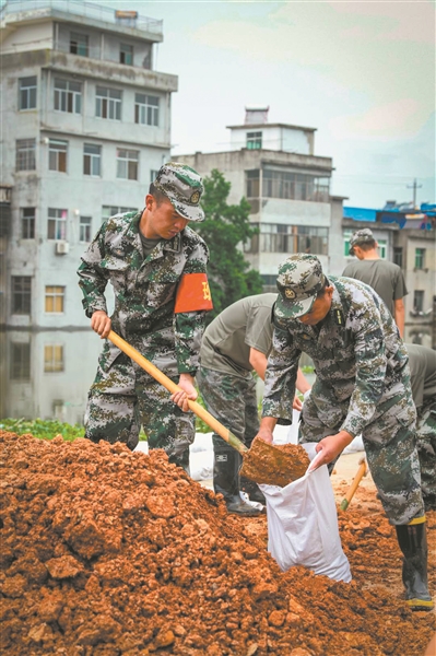 抗洪战场"父子兵"