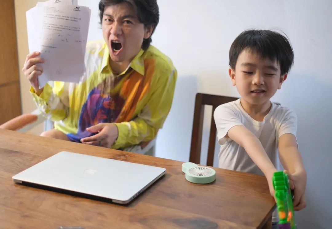 刘堃与儿子刘古诺同时,拥有"滚爸"身份的主唱刘堃也将于摩登天空旗下