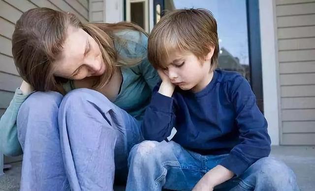 几种妈妈带大的孩子，内心多半会自卑压抑，尤其对男孩打击更大