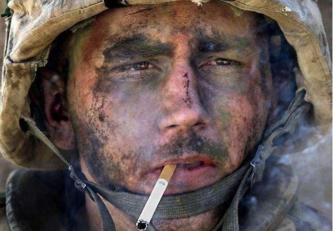 大兵抽烟表情图片