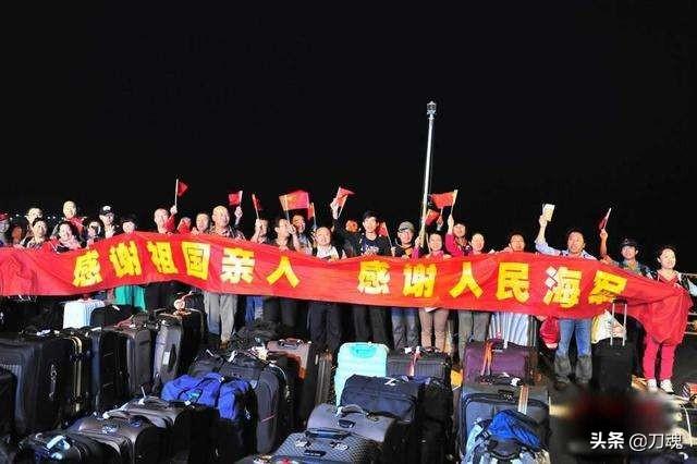为何唯独中国撤侨时恐怖分子不敢前来捣乱军舰上标语足以说明