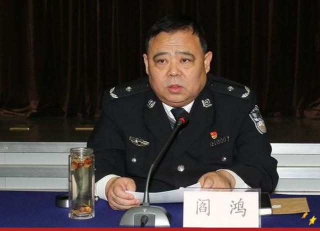 持枪对峙枪伤民警,黑老大为恶15年,"保护伞"竟是刑侦专家|公安局_新浪