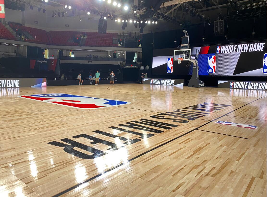 nba比赛球馆曝光:地板印"black lives matter"