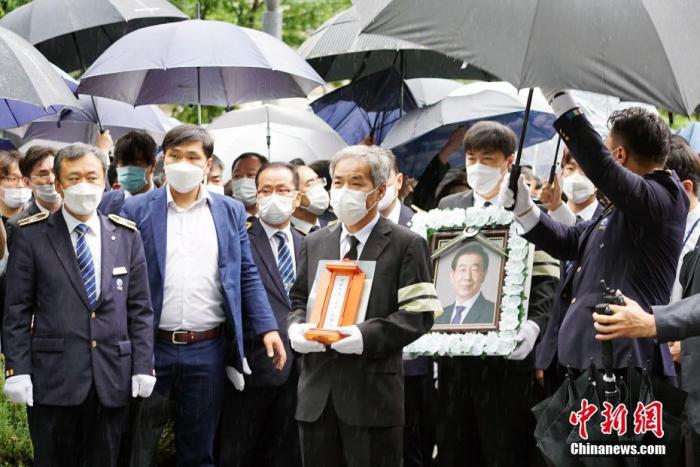  7月13日，已故首尔市市长朴元淳出殡、举行遗体告别仪式。图为朴元淳亲属、工作人员等护送遗像至遗体告别仪式现场。 中新社记者 曾鼐 摄