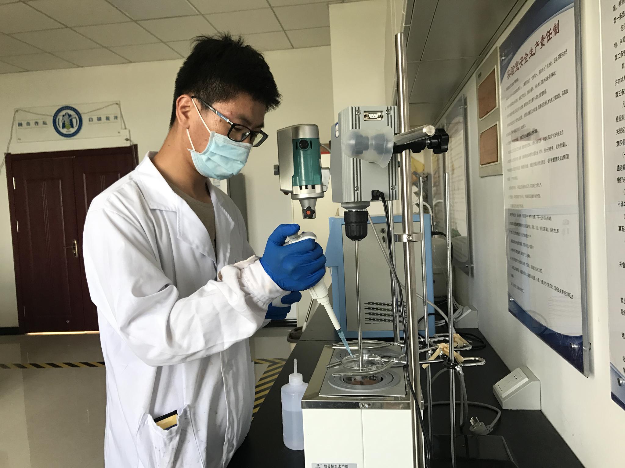 西北师大白银高新技术产业研究院工作人员正在工作.