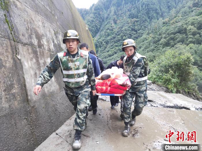 西藏林芝境内段国道百米路基垮塌 武警官兵正全力抢通