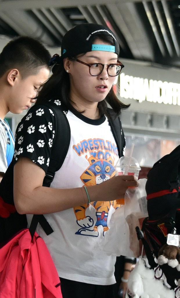 傅园慧藏不住少女心穿碎花t恤配丸子头俏皮减龄177身高好霸道