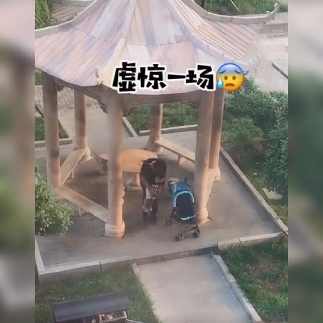 亲爸公园遛娃看到婴儿车里是空的急得团团转看见手上众人笑了