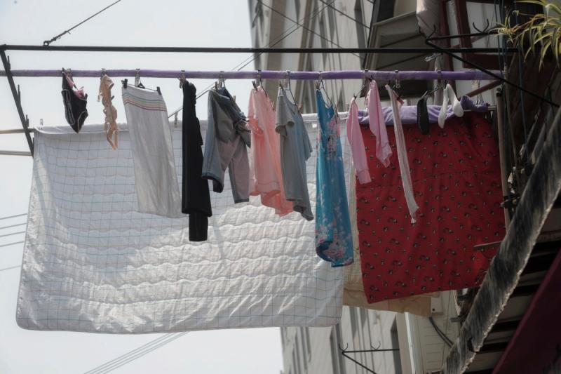 今日大暑,上海中心气象台发布高温预警,居民晾衣晒被真忙