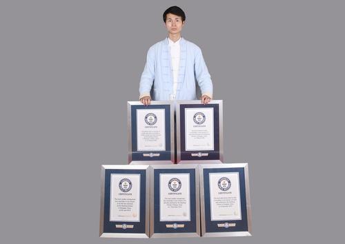 挥舞双节棍90后潮汕小伙5次创下吉尼斯世界纪录