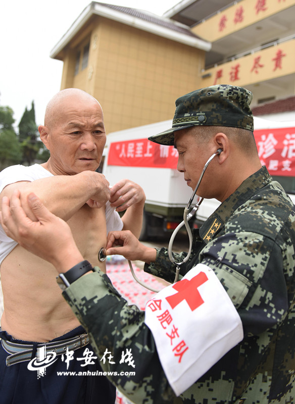 武警合肥支队医疗小分队军医为受灾转移群众义诊