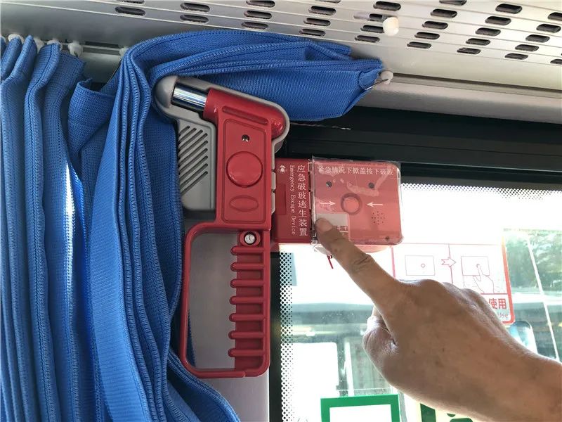 公交车都配备了7—9个逃生安全锤在邵阳逃生天窗的使用方法以及在安全