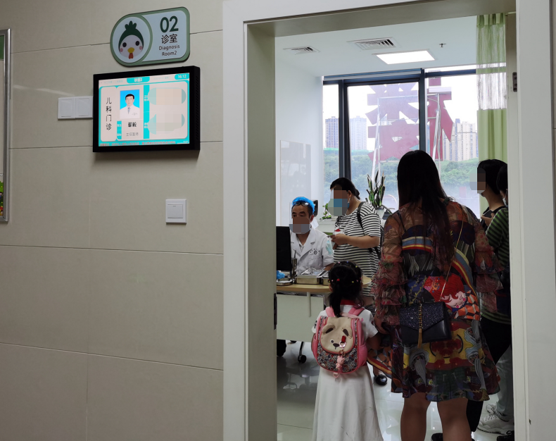 7月21日下午,内江市第一人民医院儿科门诊,鄢毅正在接诊这一现象