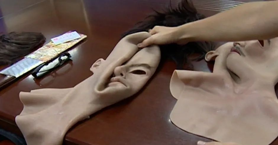 电视剧和电影里这一幕竟然真实上演了……|嫌疑人|民警|人皮面具_新浪
