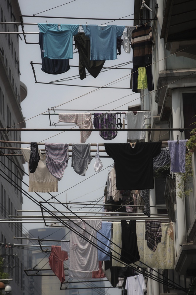 今日大暑,上海中心气象台发布高温预警,居民晾衣晒被真忙