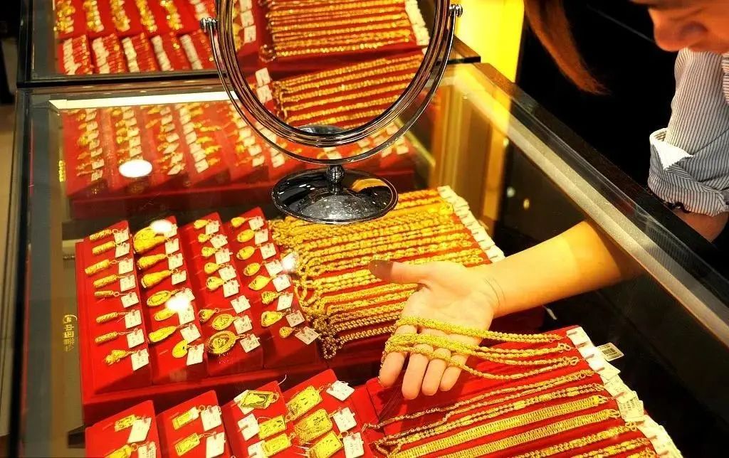 黄金白银涨上热搜交易所动手了中国大妈迎来投资高光时刻