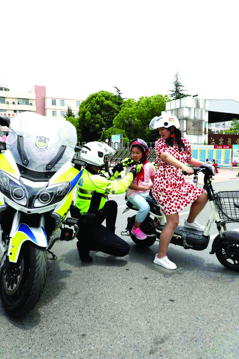 这些规则要遵守 9月1日起驾乘电动车须戴头盔