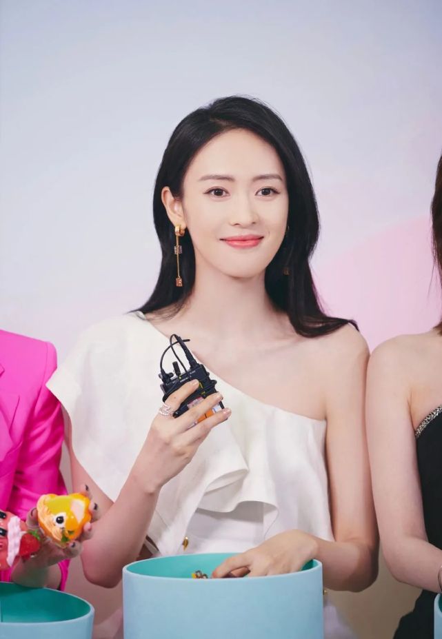 小章子怡童瑶气质太好穿白色裙装性感优雅腰部绑带秀蜂腰