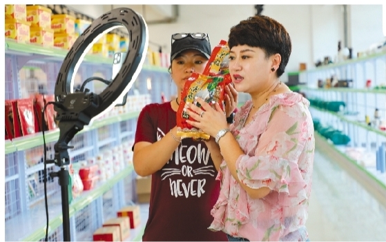 老边网红小镇带货大楼内,一名主播正在直播带货.