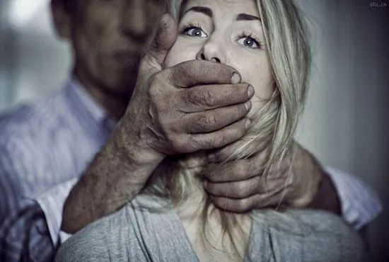 家暴妆:一群疯子的自我轻贱