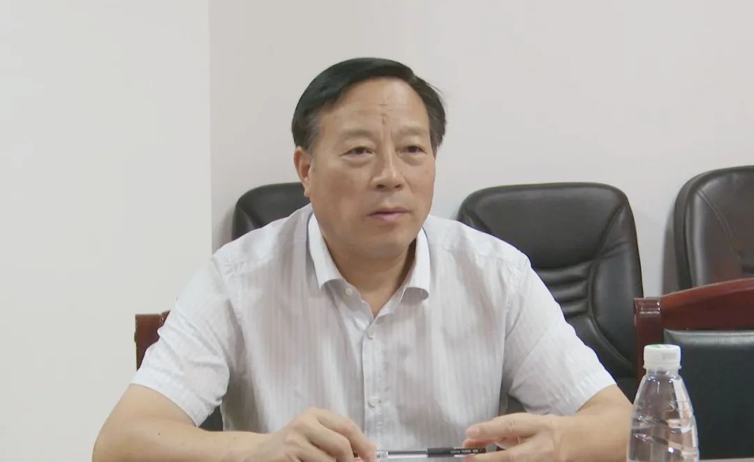 易振对我市群众体育工作取得的成绩表示肯定.