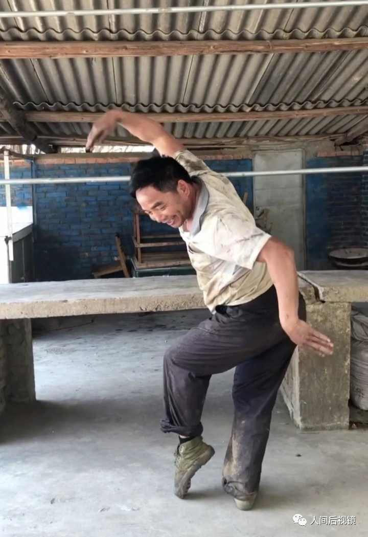 50岁大叔跳了支孔雀舞,无数人疯狂@杨丽萍