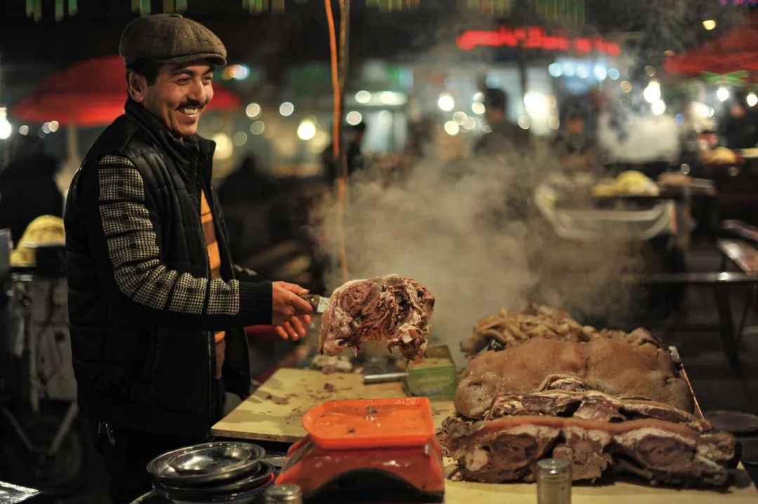 在全国的烧烤中,新疆的烤肉做法相当朴实无华,没有任何蘸料,看不到