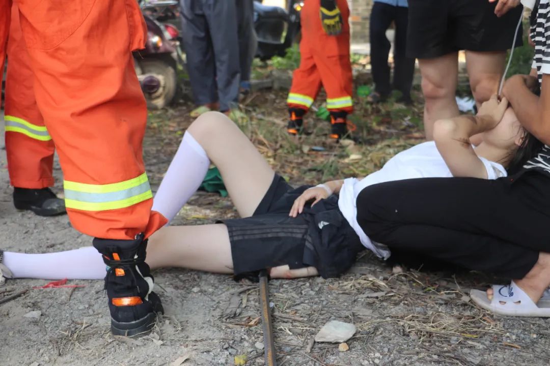 太吓人了玉林一女子被4米长钢筋刺穿大腿