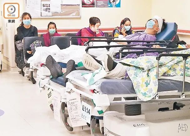 香港医院内等待医疗服务的市民 图自“东网”
