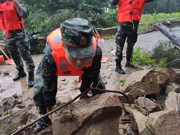 解放军和武警部队科学调配救援力量全力抗洪救灾