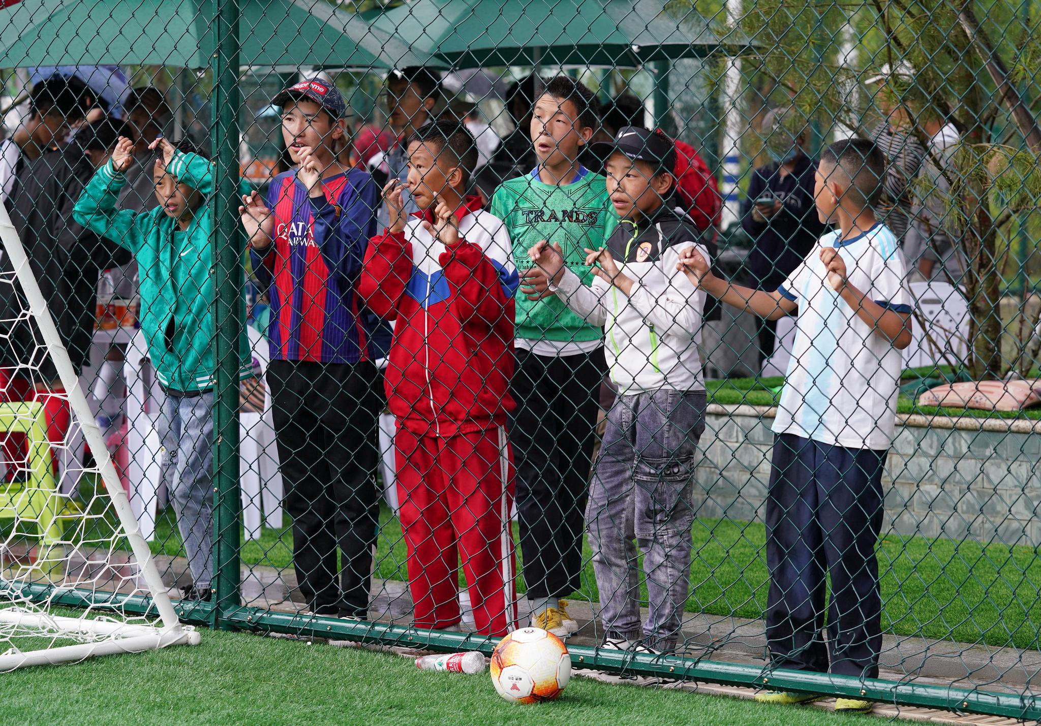 西藏拉萨首次举办民间女子足球赛