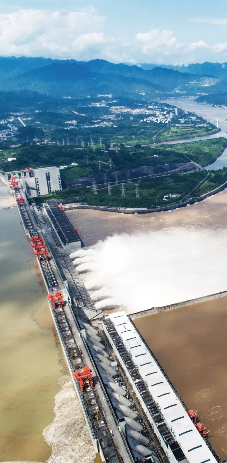 "长江2020年第2号洪水"平稳通过三峡大坝.新华社发(王罡 摄)