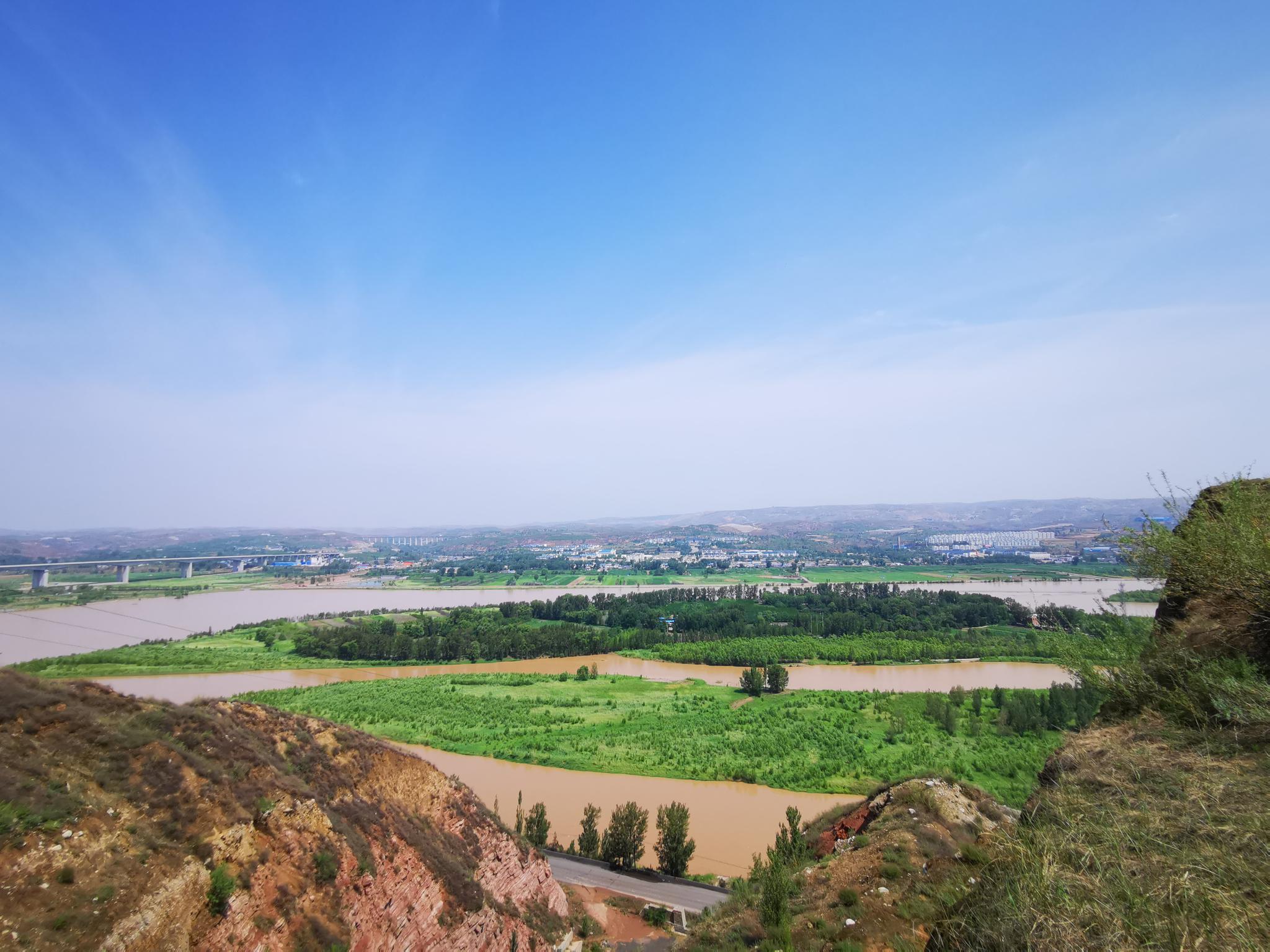 黄河上唯一有人居住的"孤岛村"山西河曲娘娘滩村的全景   新华社记者